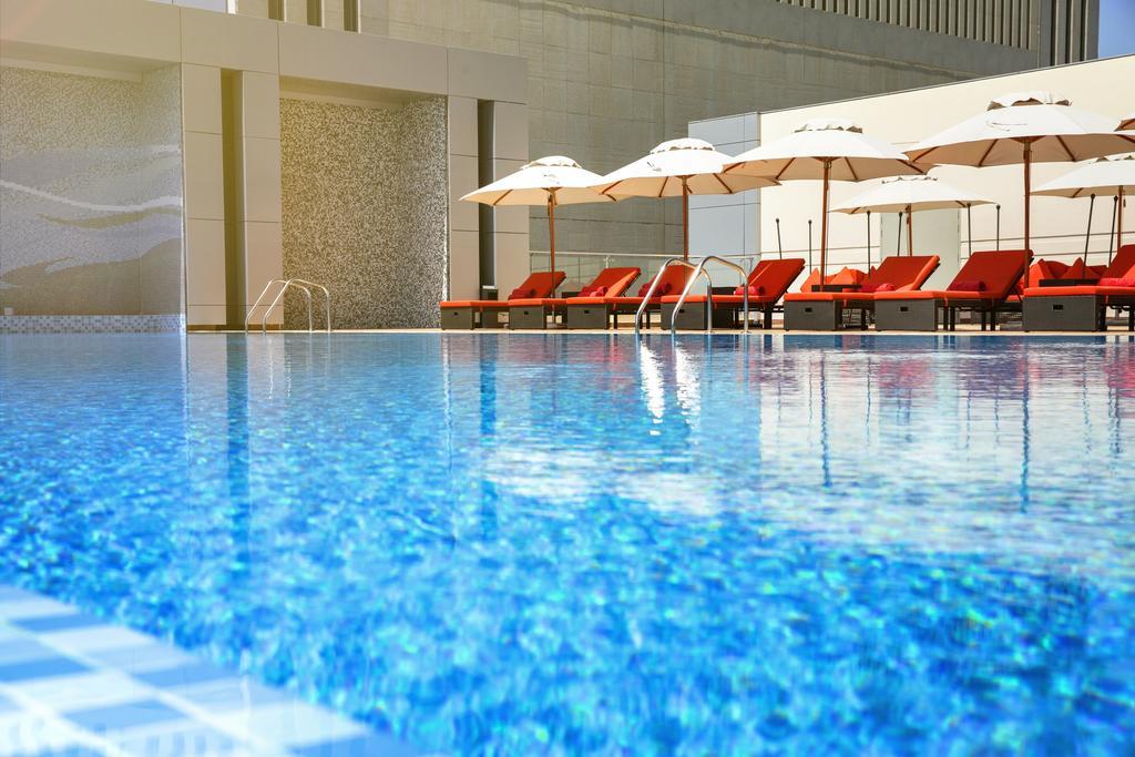 Готель Downtown Rotana Манама Екстер'єр фото The pool at the hotel