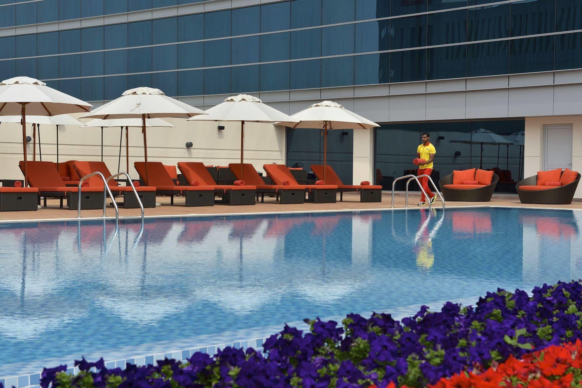 Готель Downtown Rotana Манама Екстер'єр фото The pool at the hotel